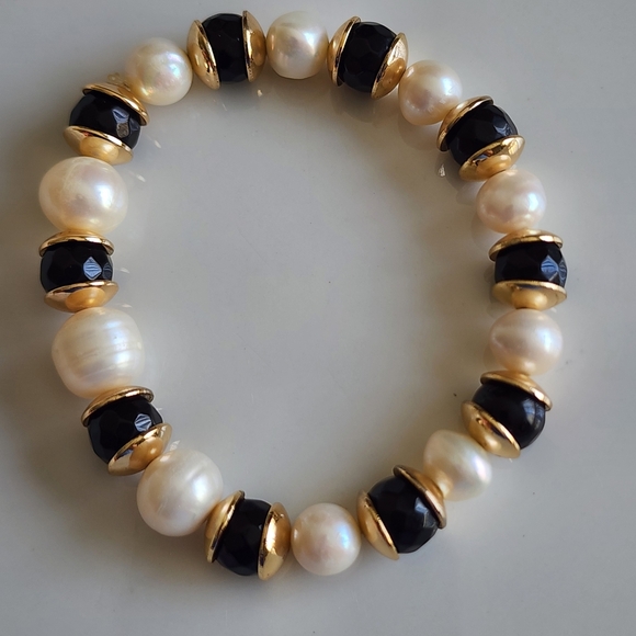Chic Pearl and Black Bead Bracelet with Gold Accents - Picture 1 of 4
